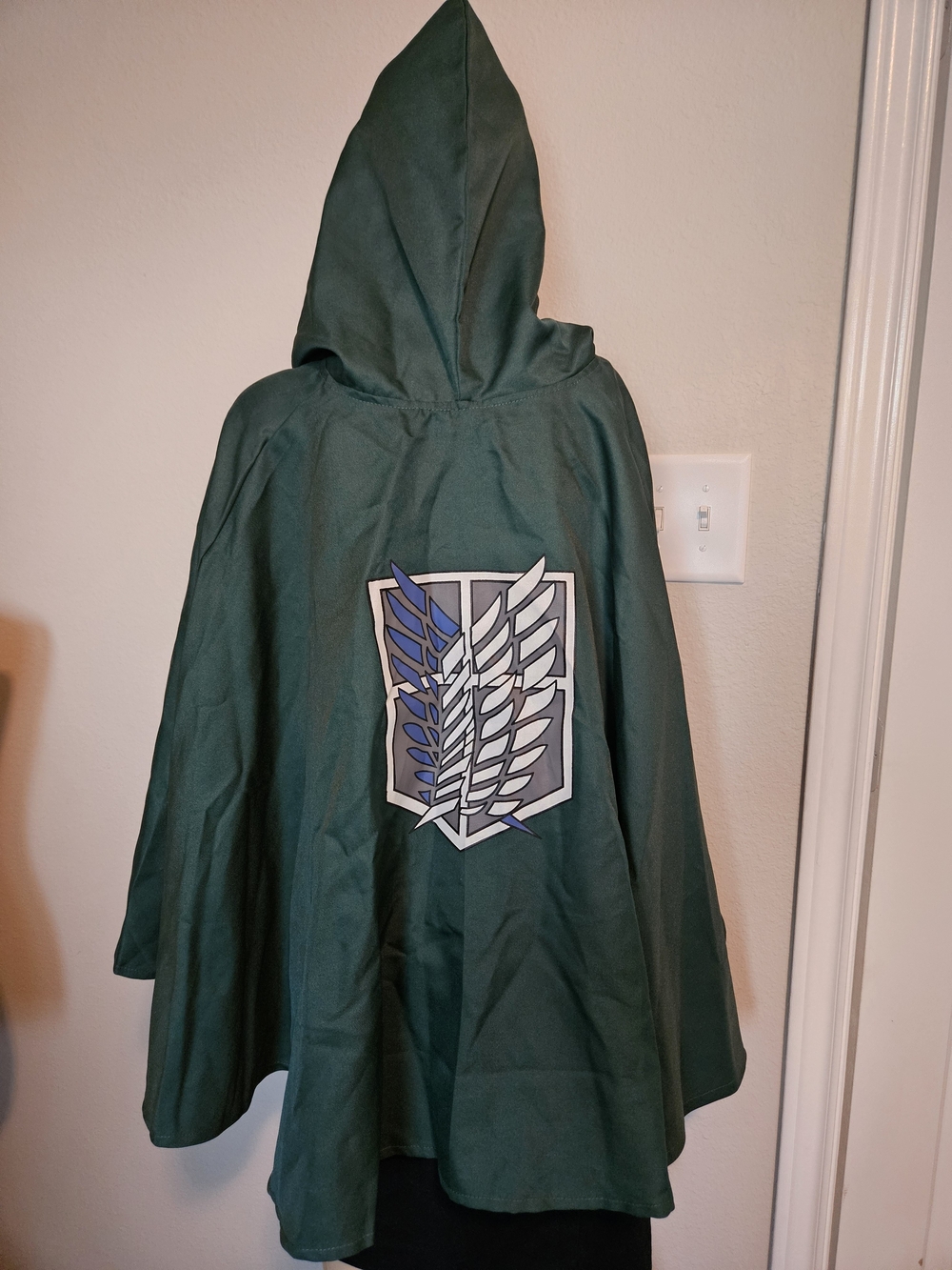 ATTACK ON TITAN TRIFORCE CAPE HALLOWEEN COSTUME SZ ADULT LG  GREEN